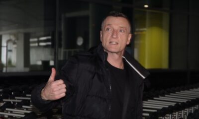 KAKO DANAS IZGLEDA BATA ZDRAVKOVIĆ: Pevač viđen na aerodromu posle duže pauze (FOTO) – Bata Zdravković na aerodromu