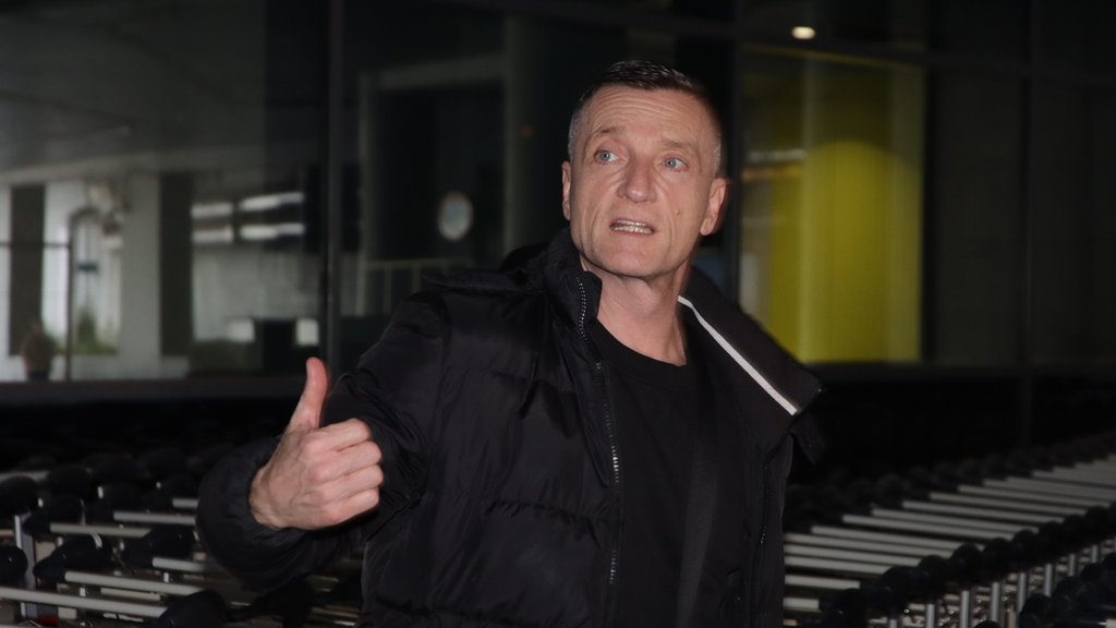KAKO DANAS IZGLEDA BATA ZDRAVKOVIĆ: Pevač viđen na aerodromu posle duže pauze (FOTO) – Bata Zdravković na aerodromu