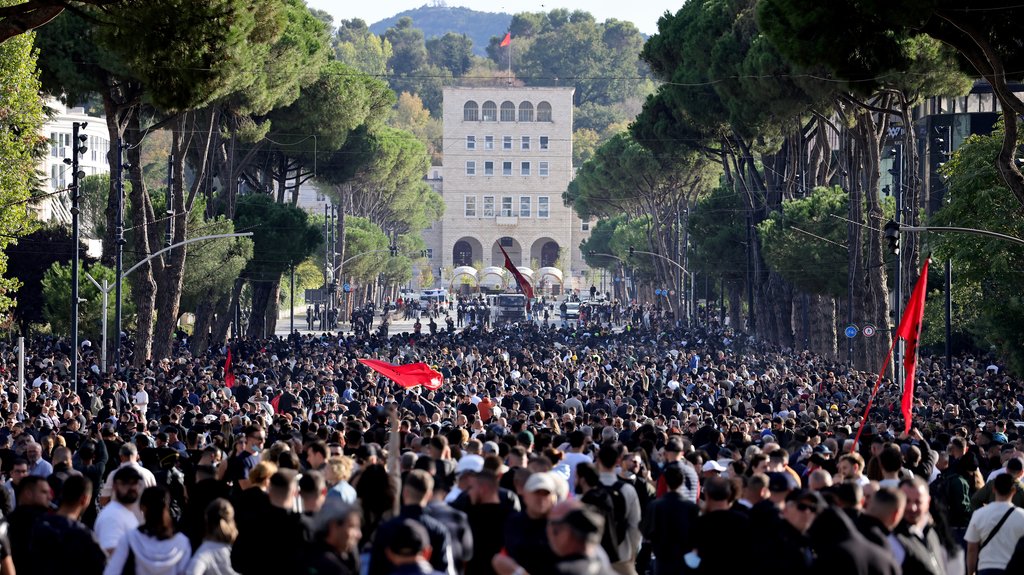 Protesti u Albaniji: Trinaesti dan okupljanja ispred ministarstva, rastu tenzije