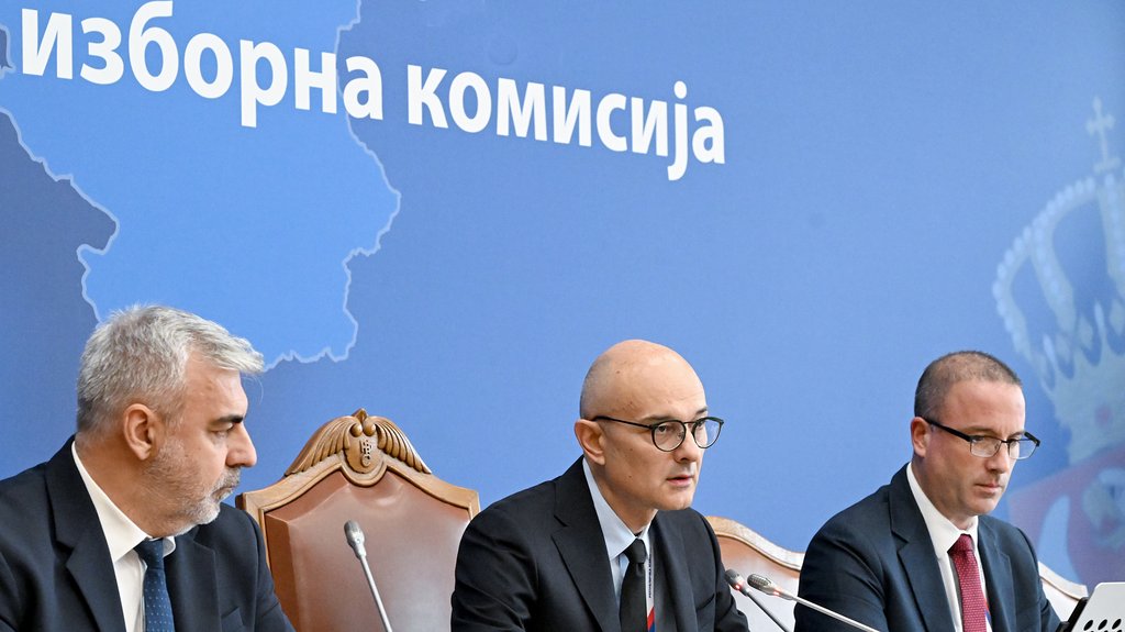 Republička izborna komisija izveštava o smanjenju gužvi na biračkim mestima – smanjene gužve na biračkim mestima