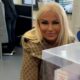 SVI SU GLEDALI U JEDAN DETALJ: Elma Sinanović obavila građansku dužnost u opuštenom izdanju (FOTO) – Elma Sinanović na glasanju