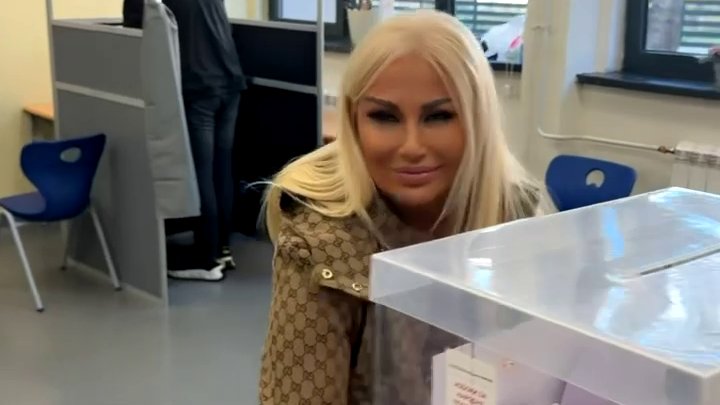 SVI SU GLEDALI U JEDAN DETALJ: Elma Sinanović obavila građansku dužnost u opuštenom izdanju (FOTO) – Elma Sinanović na glasanju