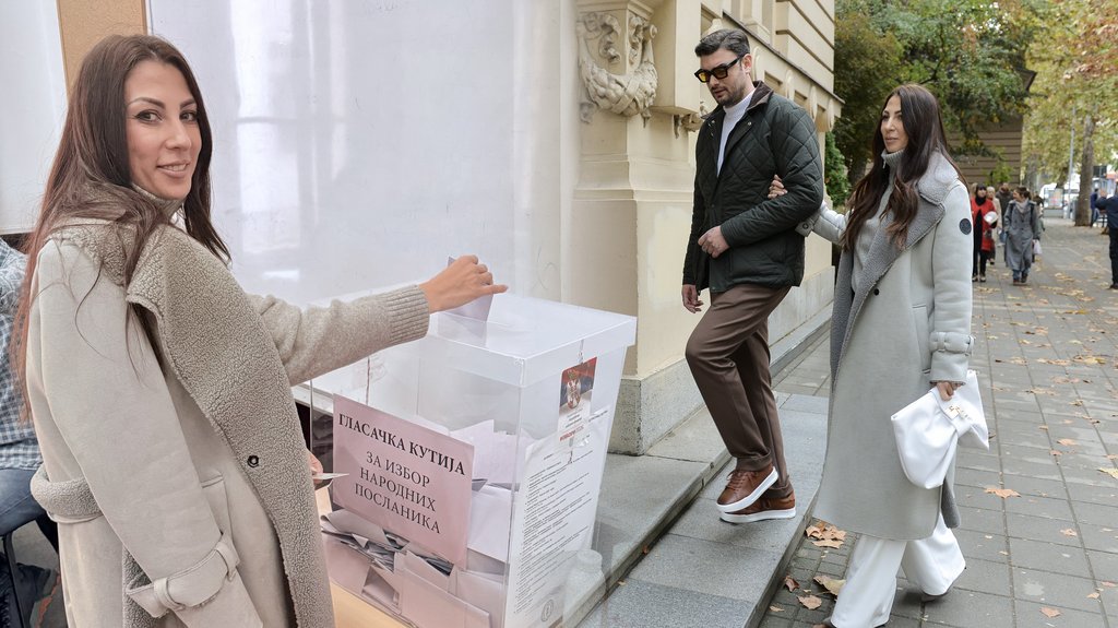 ZAJEDNO SU PRIVUKLI PAŽNJU NA BIRAČKOM MESTU: Nadežda Biljić i Toma Panić ispunili građansku dužnost u Valjevskoj gimnaziji (FOTO)