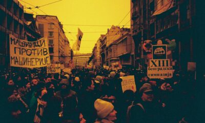 Građanski protesti u Srbiji doveli do mirne smene vlasti bez nasilja
