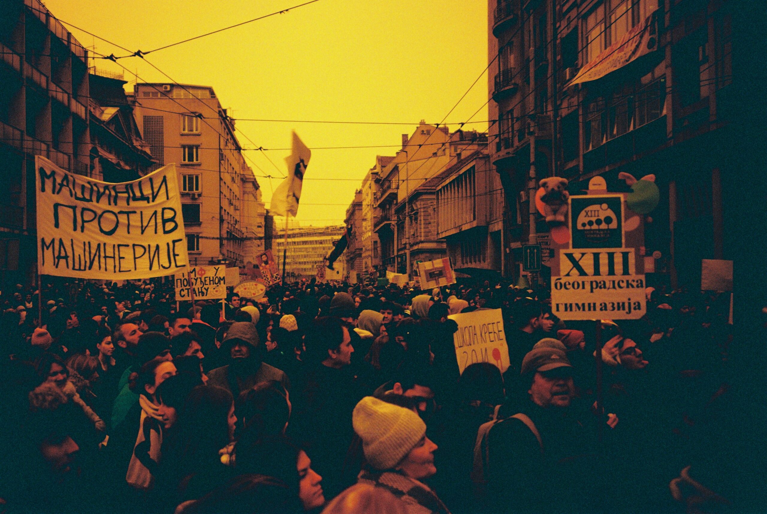 Građanski protesti u Srbiji doveli do mirne smene vlasti bez nasilja