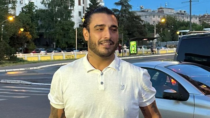 KAKO IZGLEDA KADA FOLKER ZASUČE RUKAVE: Darko Lazić obnavlja imanje u Brestaču, radovi u punom jeku (FOTO) – Darko Lazić sređuje imanje
