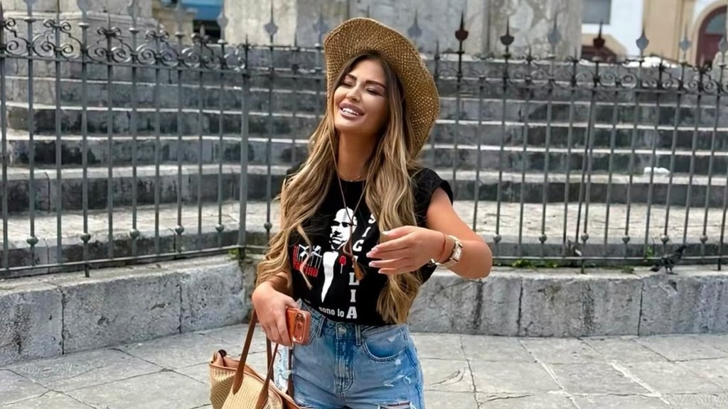 MODNA AVANTURA ANE RADULOVIĆ U ITALIJI: Voditeljka na Siciliji pokazala nesvakidašnji stil i uživa u odmoru (FOTO) – Ana Radulović Italija