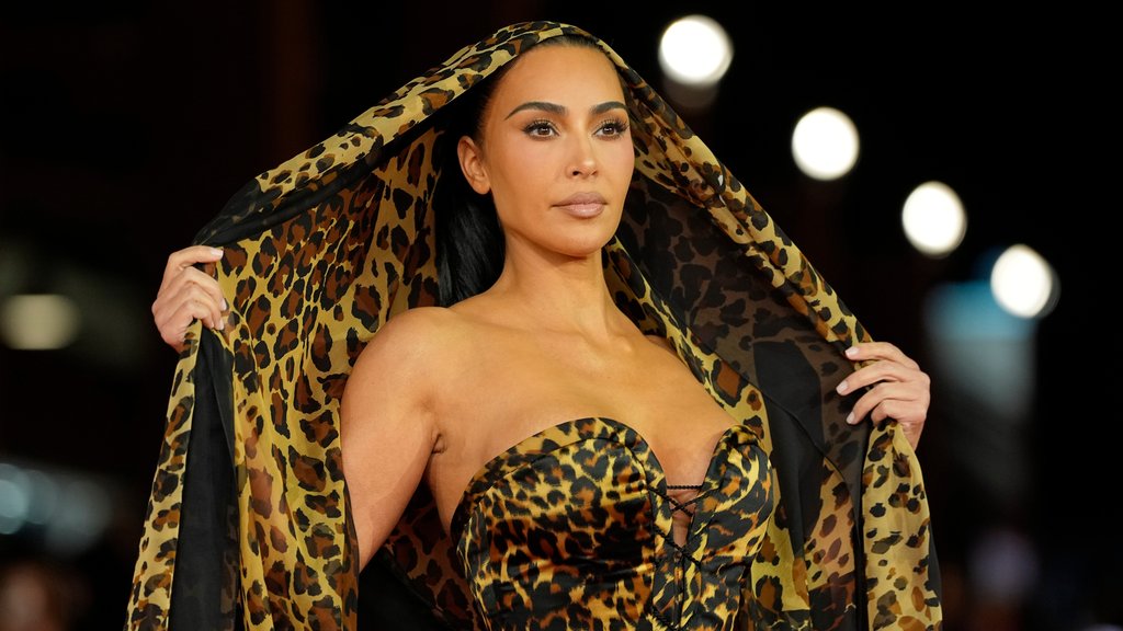 MODNI IZBOR KIM KARDAŠIJAN ODUŠEVIO RIM: Rijaliti zvezda u leopard dezenu na premijeri serije „All’s Fair“ (FOTO) – Kim Kardašijan Rim