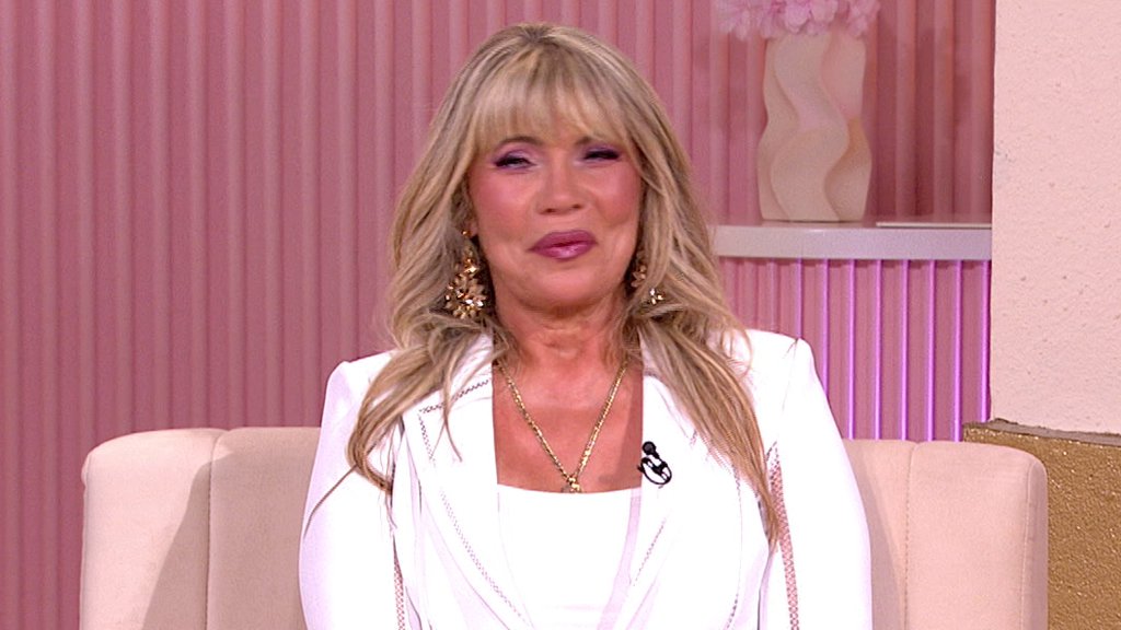 SUZANA JOVANOVIĆ U DUHOVNOM MIRU: Pevačica dočekala ponoćnu liturgiju u crkvi pred praznik Svete Petke (FOTO) – Suzana Jovanović u crkvi