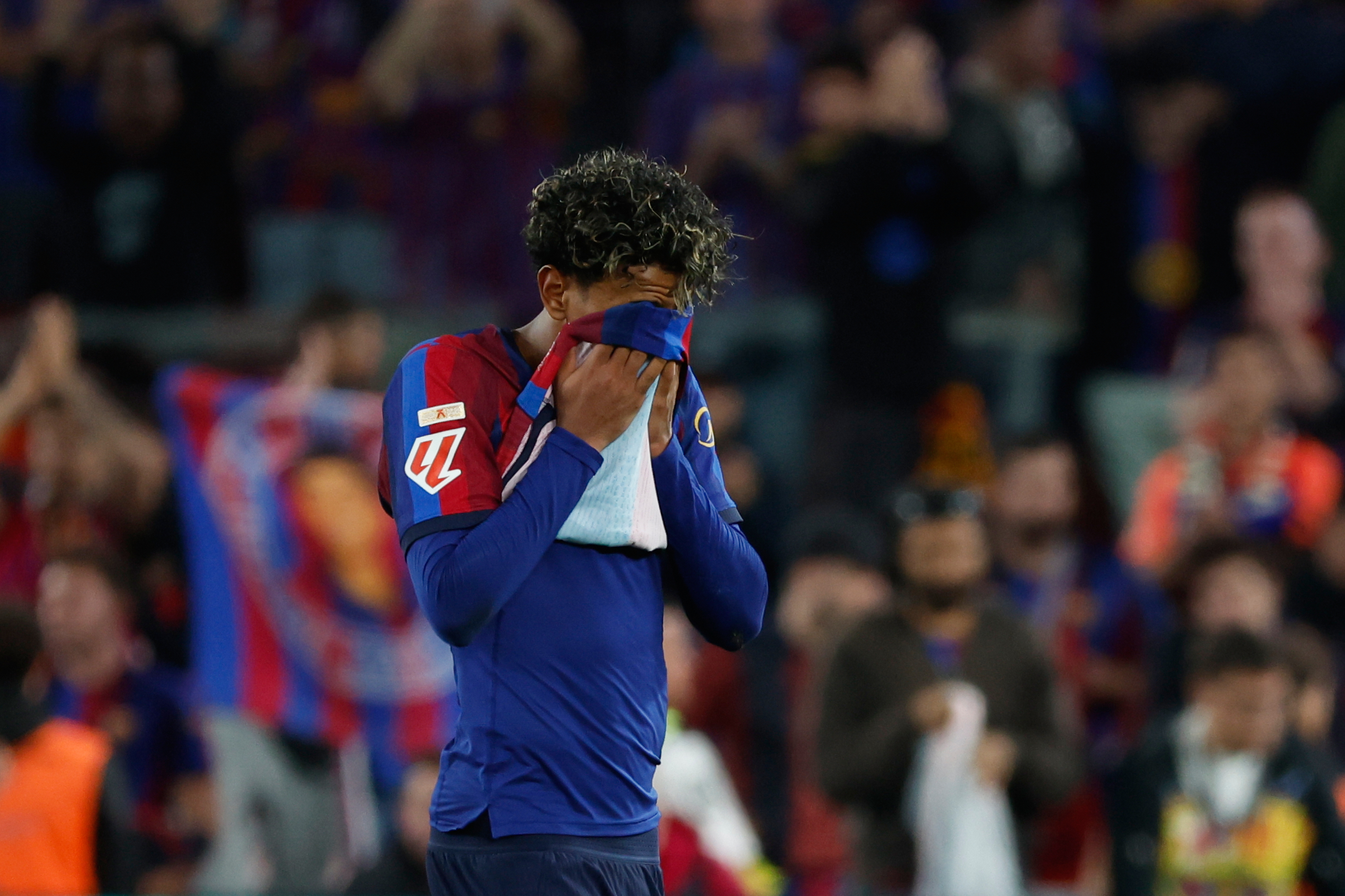 Barselona kažnjena zbog bacanja predmeta na terenu tokom El Klasika: Disciplinska mera posle incidenta – Barselona Real Madrid El Klasiko