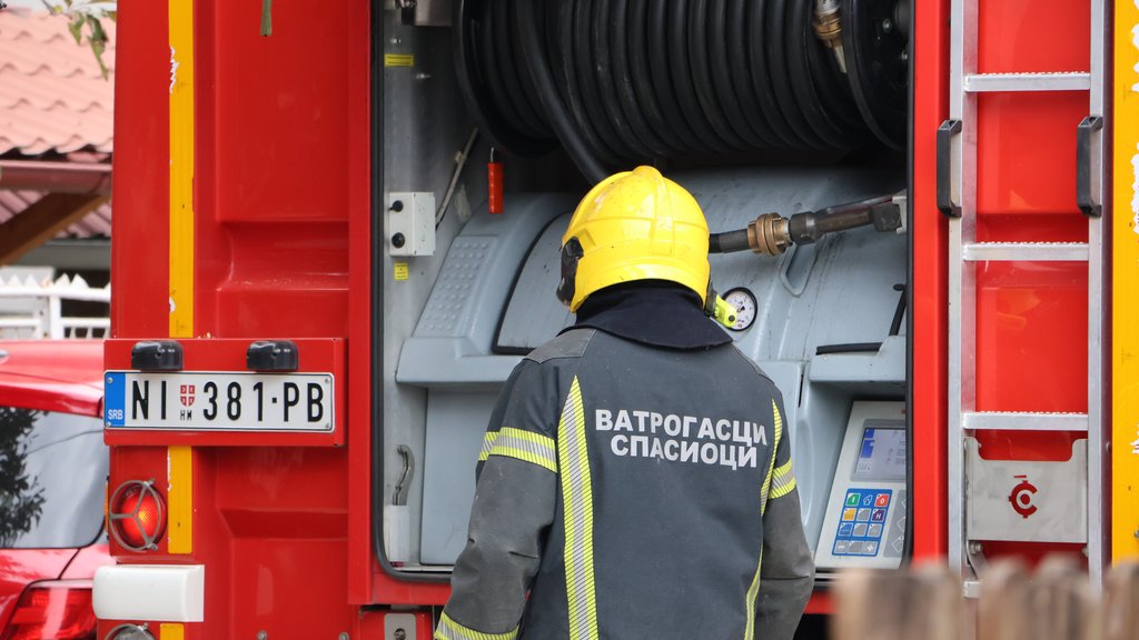 Drama na Vračaru: Maskirani muškarci podmetnuli požar u poznatom lokalu – napad u Beogradu