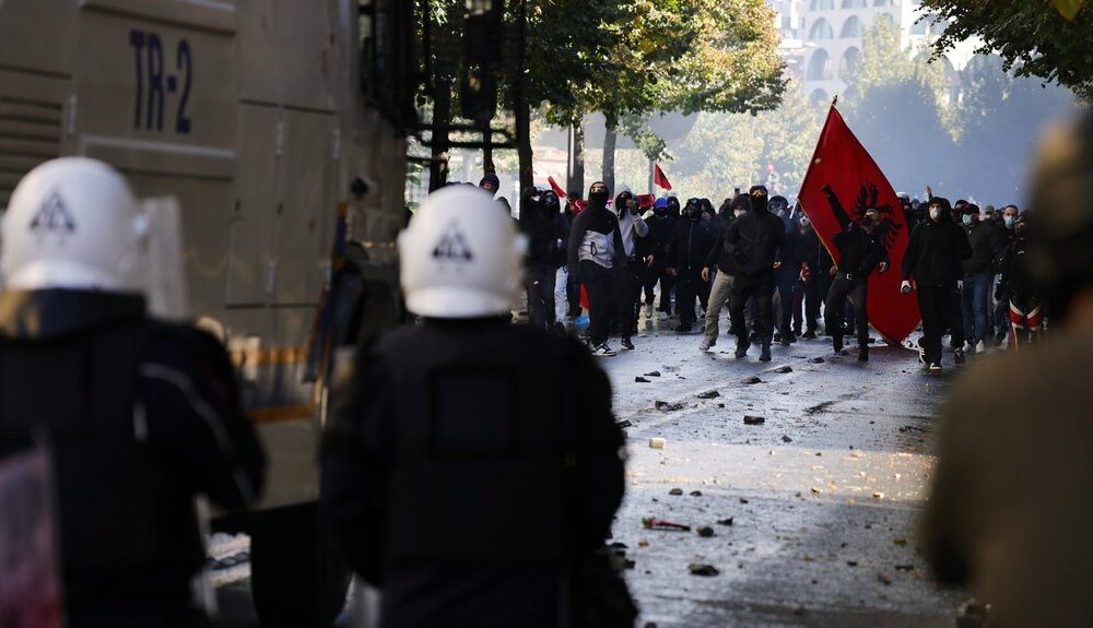 Studentski protesti u Tirani: Marš kroz grad uz poruke 'Rama, podnesi ostavku' – studenti u Tirani