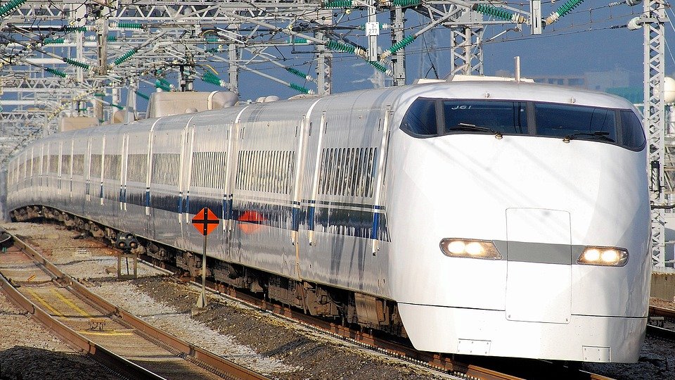 Sudar dva brza voza u Španiji: Najmanje 39 poginulih, oba voza sletela s pruge