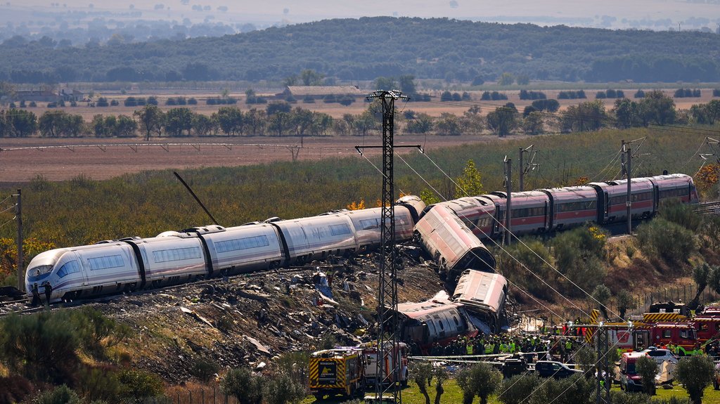 Železnička nesreća u Španiji: Broj žrtava raste, potvrđeno najmanje 64 poginulih