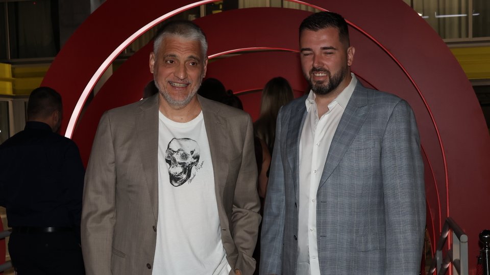 EMOCIJE SU PREVLADALE NA ROĐENDANU: Aca Kos u suzama tokom iznenađenja koje je priredio Čeda Jovanović (FOTO) – rođendan Ace Kosa