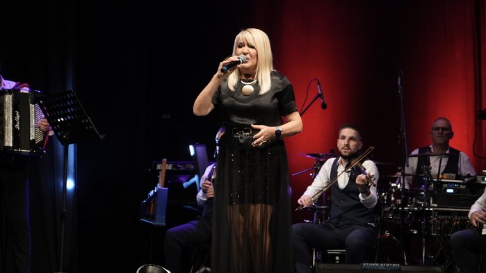 EMOTIVNA NOĆ U AKADEMIJI 28: Goce Lazarević obeležila 50 godina karijere, poznate kolege došle da je podrže (FOTO) – jubilej Goce Lazarević