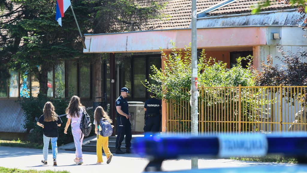 Maloletnik iz Lebana četiri puta dojavio bombu školama: Policija reagovala – dojave o bombama u školama