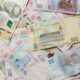 Plate i penzije isplaćuju se redovno, ekonomisti odbacuju navode o kašnjenju