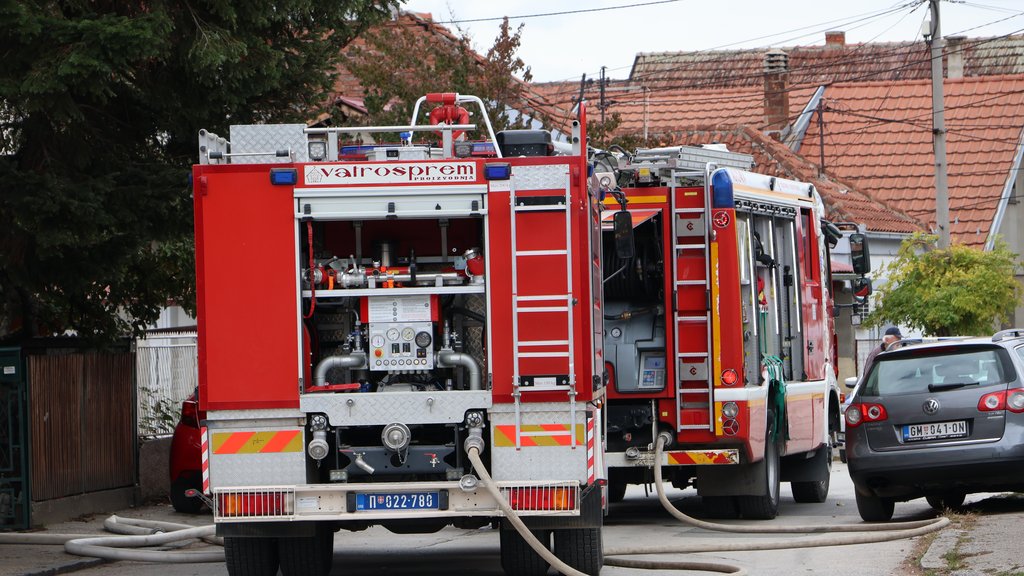 Požar kod Mladenovca umalo izazvao tragediju: Lešnici gorili nadomak rezervoara sa naftom