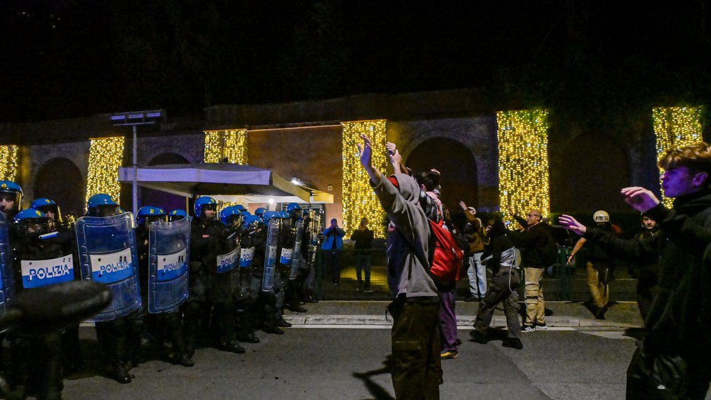 Haos u Rimu: Demonstranti pokušali da upadnu u institucije, policija reagovala vodenim topovima