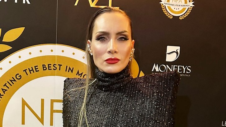 KAKO IZGLEDA SLAVNA GLUMICA KAD SE OPUSTI: Jelena Gavrilović pokazala prirodan izgled u frizerskom salonu (FOTO) – izgled bez šminke