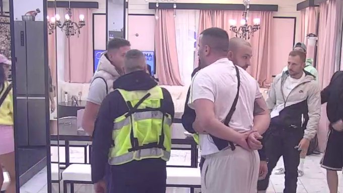 NEPOKOLJEBLJIVI STAVOVI UNOSE NEMIR U ELITI: Mirko Damnjanović i Mali Velja u žestokom sukobu zbog Lene, obezbeđenje reagovalo (VIDEO) – sukob u Eliti