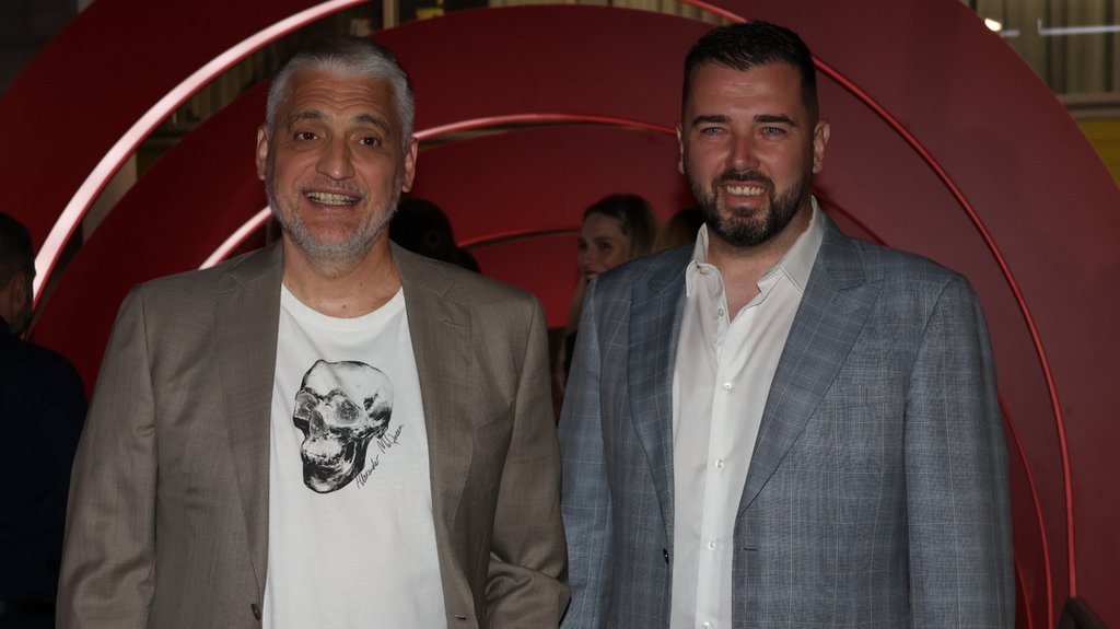 STAN JE DOBIO POTPUNO NOVI IZGLED: Čedomir Jovanović i Aca Kos ukrasili dom za Noć veštica, paukovi i kosturi na svakom koraku (FOTO) – Noć veštica u stanu