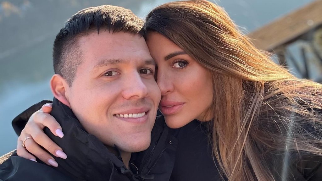 USPOMENE IZ DETINJSTVA JELENE RADANOVIĆ: Pevačeva supruga podelila retku fotografiju sa rođendanskog slavlja (FOTO)