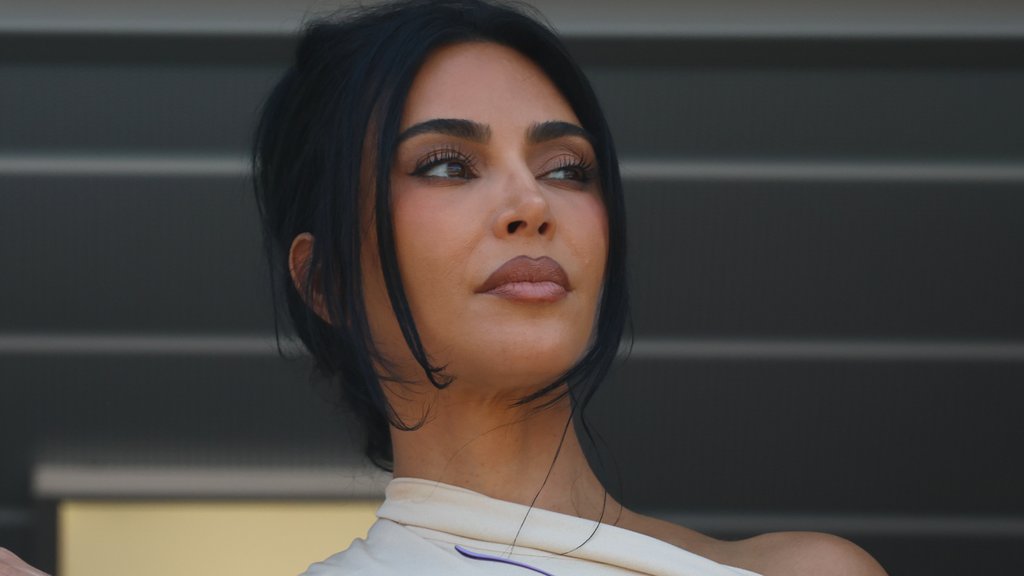 ZDRAVSTVENI STRAHOVI U PORODICI KARDASIJAN: Kim Kardašijan mora na operaciju jednjaka, podrška stiže od majke Kris (FOTO) – operacija jednjaka