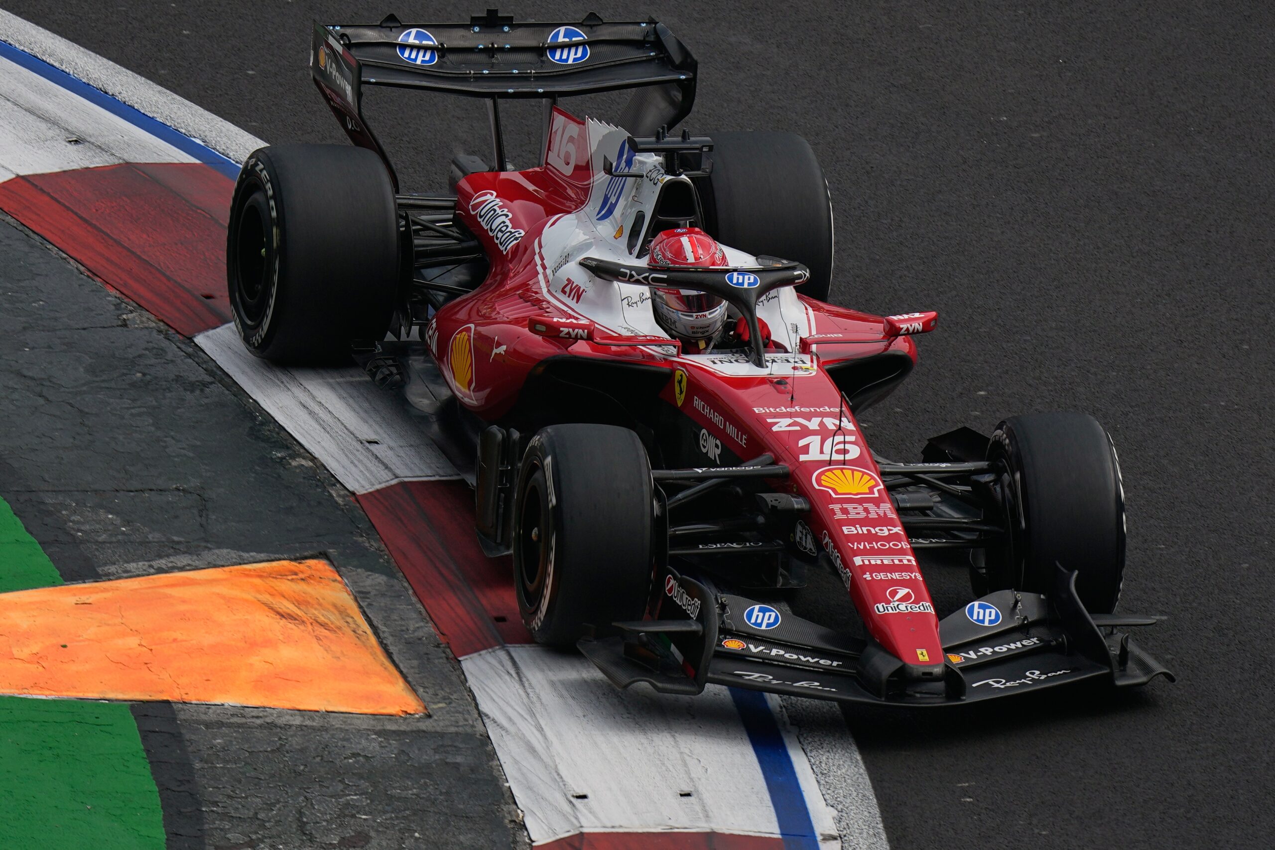 Charles Leclerc dominirao treninzima za GP Meksika, Max Verstappen i Liam Lawson u centru pažnje