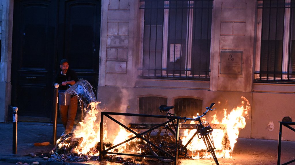 Dramatični protesti u Francuskoj: Žandarm povređen Molotovljevim koktelom, privedeno 520 osoba – napad u Francuskoj