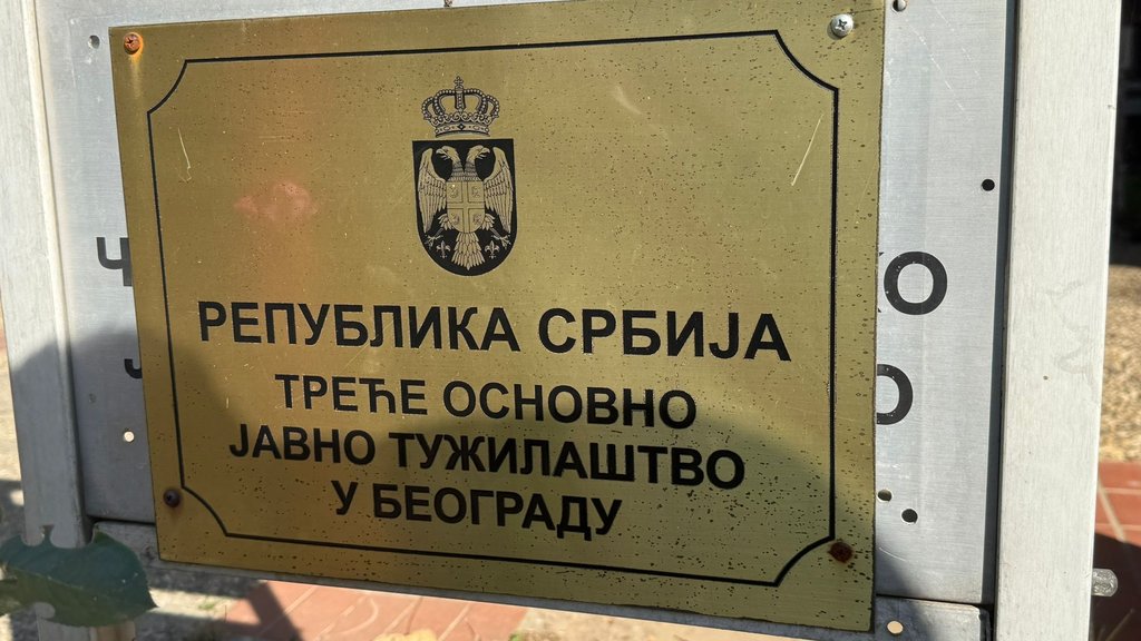 Iznošenje džakova sa dokumentacijom ispred opštine Zemun nije krivično delo – iznošenje džakova u Zemunu