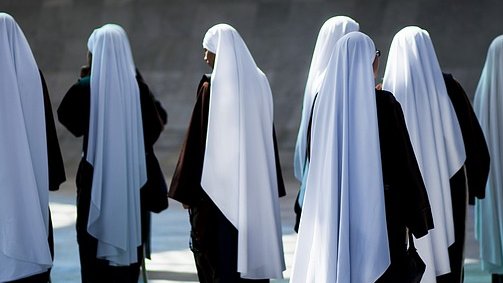 Maloletnici prerušeni u časne sestre uznemirili Bačku Palanku: Policija reagovala zbog neobičnog trenda