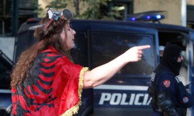 Nemiri u Tirani: Molotovljevi kokteli i vodeni topovi na protestima ispred ministarstva – napad Molotovljevim koktelima u Tirani
