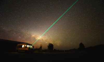 Zašto nikada ne smete uperiti laserski pokazivač ka avionu u letu – napad laserskim pokazivačem na avion
