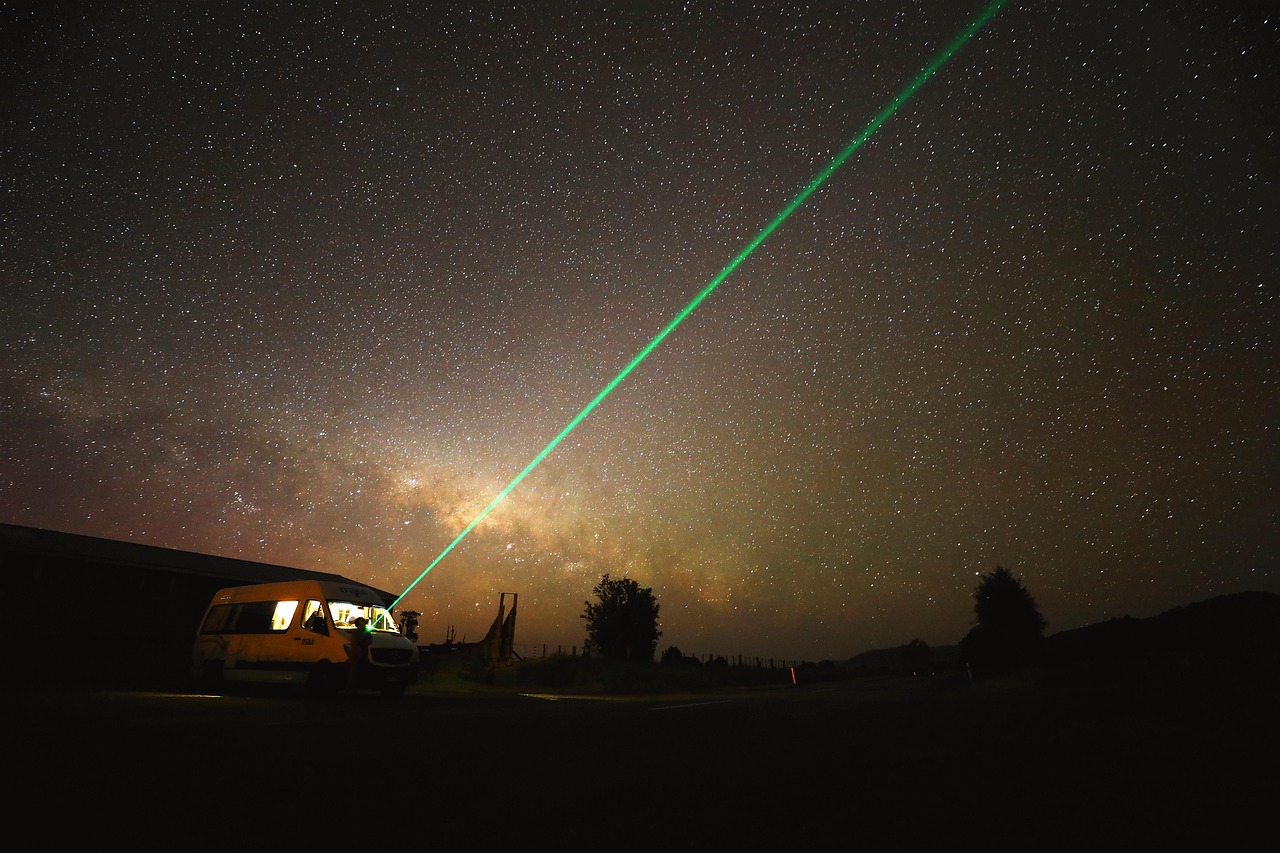 Zašto nikada ne smete uperiti laserski pokazivač ka avionu u letu – napad laserskim pokazivačem na avion